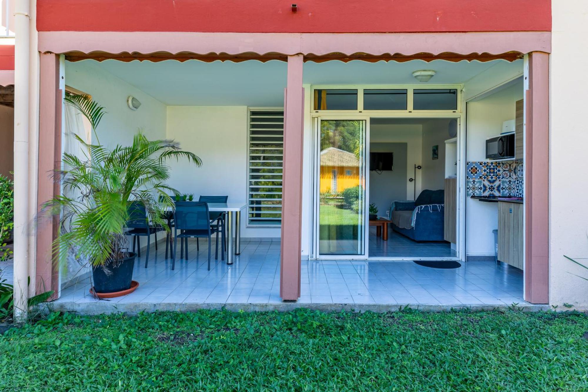 Le Kawan Nid: Beachside Retreat with Wi-Fi and Private Pool Grand-Bourg  Exterior photo