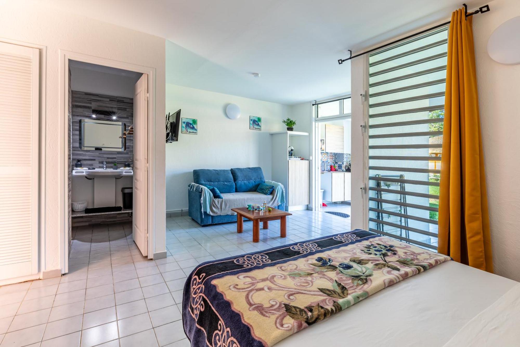 Le Kawan Nid: Beachside Retreat with Wi-Fi and Private Pool Grand-Bourg  Exterior photo